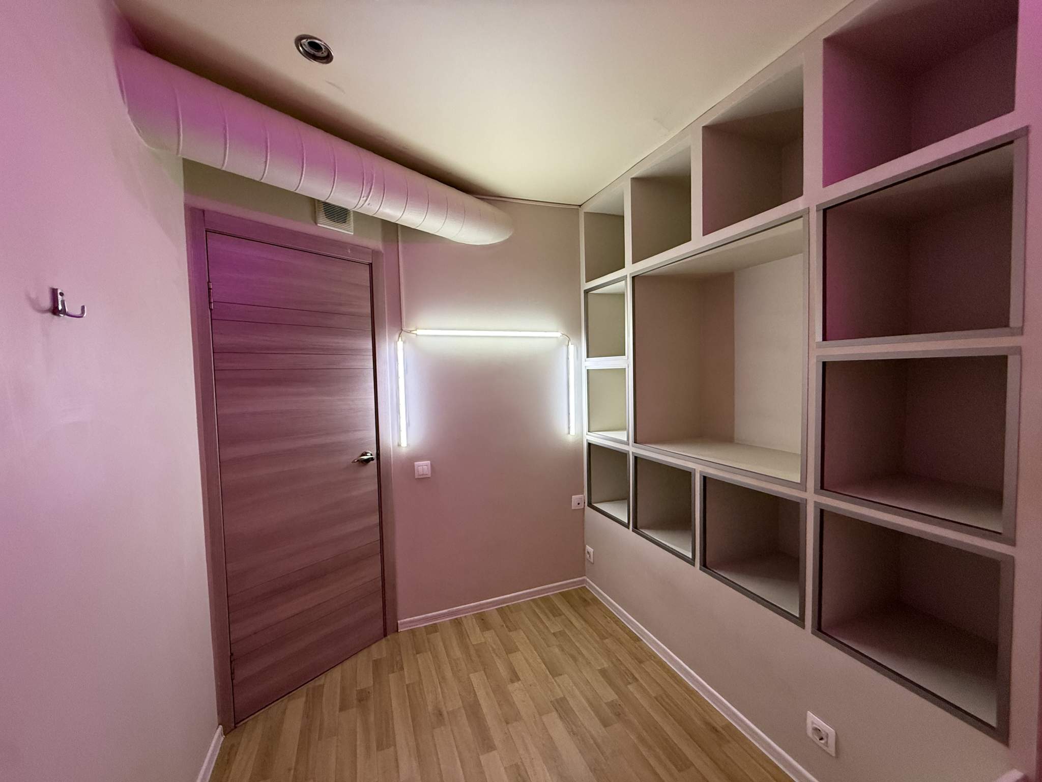 Снять  помещение свободного назначения