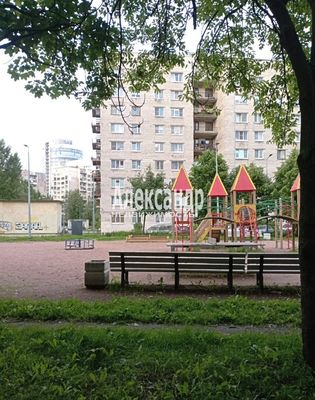 Купить --комнатную квартиру
