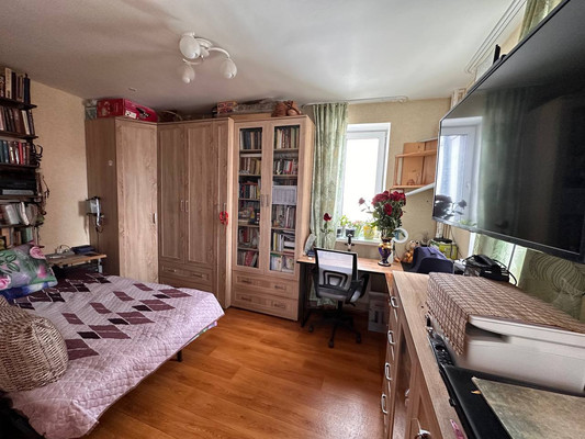 Купить --комнатную квартиру